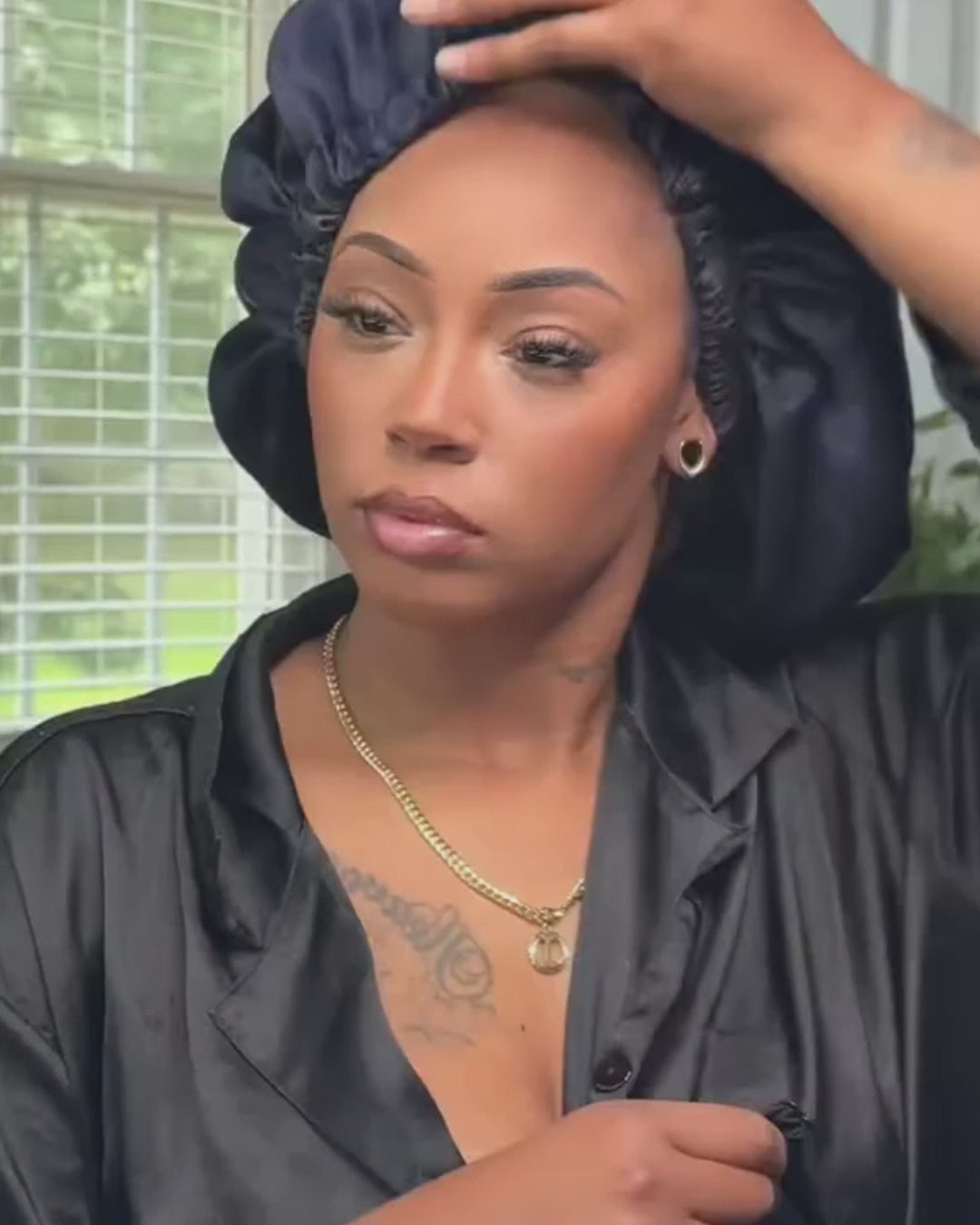 Influencer Showing How to Wear Cinnamon Highlights Wig